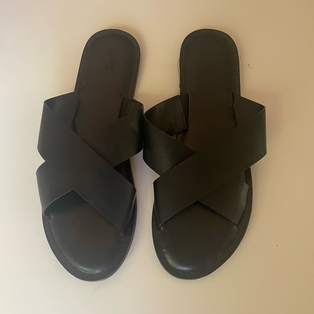 Universal Threads Black Sandals. Size 11 but fit like 10